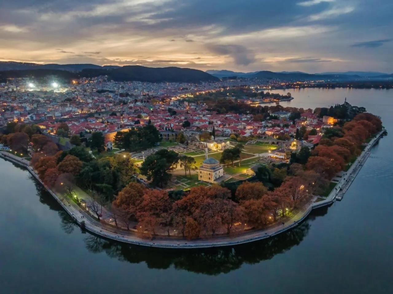 Cozyio- Ioannina City Center, Luxury Accommodation エクステリア 写真